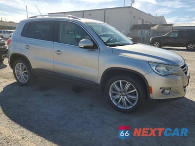 Czwarte zdjęcie samochodu z boku: 2011 VOLKSWAGEN TIGUAN S VIN:WVGAV7AX4BW510082 - miniatura