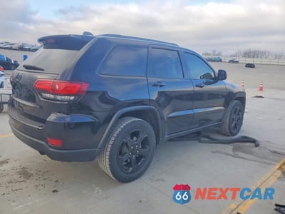 Trzecie zdjęcie samochodu z tyłu: 2018 JEEP GRAND CHEROKEE LAREDO VIN:1C4RJFAGXJC466912 - miniatura