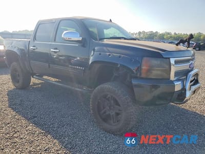 Czwarte zdjęcie samochodu z boku: 2011 CHEVROLET SILVERADO K1500 LT VIN:3GCPKSE37BG252530 - miniatura