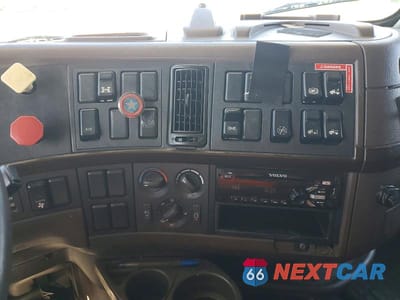 Zdjęcie 9 z 10 samochodu: 2014 VOLVO VNL SEMI TRUCK VIN:4V4NC9EH7EN174971 - miniatura