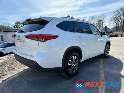 Trzecie zdjęcie samochodu z tyłu: 2022 TOYOTA HIGHLANDER XLE VIN:5TDGZRBH8NS583210 - miniatura