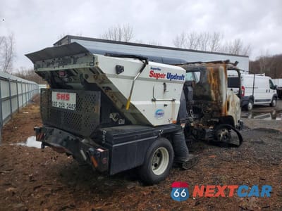 Czwarte zdjęcie samochodu z boku: 2021 ISUZU NPR SWEEPER TRUCK VIN:54DB4W1D0MS208998 - miniatura