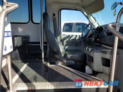 Piąte zdjęcie samochodu w środku: 2019 FORD E350 SHUTTLE BUS VIN:1FDEE3FS5KDC35731 - miniatura