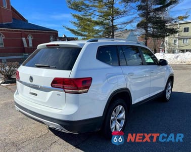 Czwarte zdjęcie samochodu z boku: 2019 VOLKSWAGEN ATLAS SE VIN:1V2WR2CA6KC574585 - miniatura