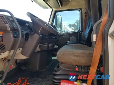 Piąte zdjęcie samochodu w środku: 2017 VOLVO VNL SEMI TRUCK VIN:4V4N99EH2HN975620 - miniatura