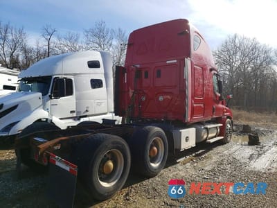 Czwarte zdjęcie samochodu z boku: 2011 FREIGHTLINER CASCADIA TRUCK CAB AND CHASSIS VIN:1FUJGLDR6BLAV6676 - miniatura