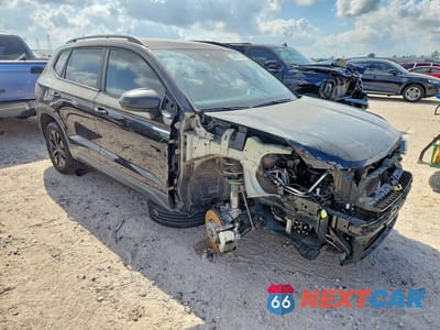 Czwarte zdjęcie samochodu z boku: 2022 VOLKSWAGEN TAOS S VIN:3VVDX7B27NM011622 - miniatura