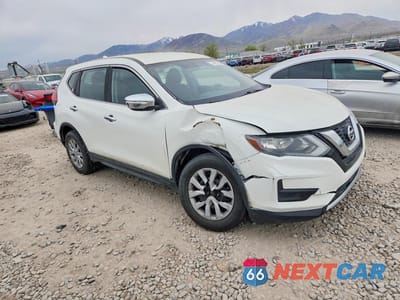 Czwarte zdjęcie samochodu z boku: 2017 NISSAN ROGUE S VIN:KNMAT2MV7HP521622 - miniatura