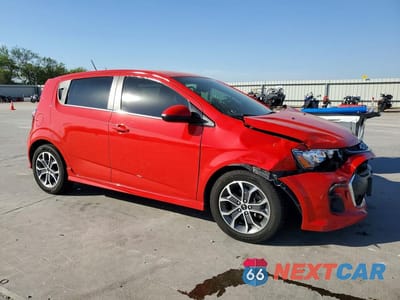 Czwarte zdjęcie samochodu z boku: 2020 CHEVROLET SONIC LT VIN:1G1JD6SB0L4106559 - miniatura