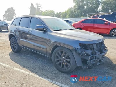 Czwarte zdjęcie samochodu z boku: 2020 JEEP GRAND CHEROKEE LAREDO VIN:1C4RJEAG6LC391316 - miniatura