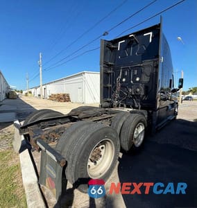 Czwarte zdjęcie samochodu z boku: 2018 FREIGHTLINER CASCADIA TRUCKS VIN:1FUJGLDR6JLHF2531 - miniatura