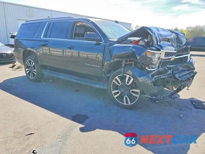 Czwarte zdjęcie samochodu z boku: 2018 CHEVROLET SUBURBAN C1500 LT VIN:1GNSCHKC4JR166144 - miniatura