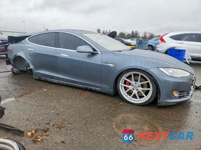 Czwarte zdjęcie samochodu z boku: 2013 TESLA MODEL S VIN:5YJSA1CN4DFP20802 - miniatura