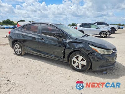Czwarte zdjęcie samochodu z boku: 2018 CHEVROLET CRUZE LS VIN:1G1BC5SMXJ7127630 - miniatura