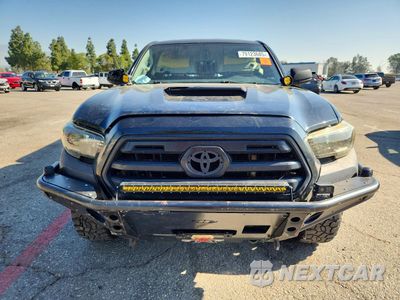 Piąte zdjęcie samochodu w środku: 2017 TOYOTA TACOMA SR VIN:5TFRX5GN2HX098453 - miniatura