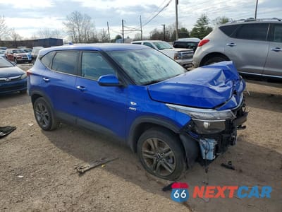 Czwarte zdjęcie samochodu z boku: 2023 KIA SELTOS LX VIN:KNDEPCAA0P7380355 - miniatura