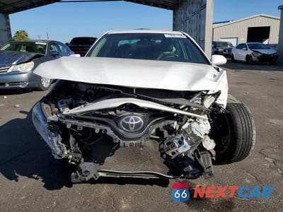 Piąte zdjęcie samochodu w środku: 2018 TOYOTA CAMRY LE VIN:4T1B11HK4JU019142 - miniatura