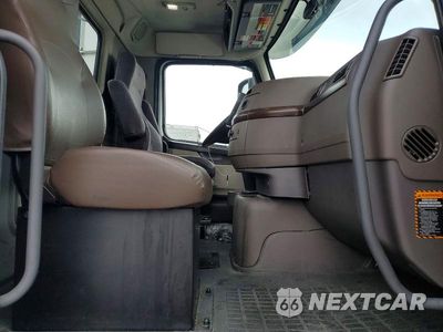 Piąte zdjęcie samochodu w środku: 2017 VOLVO VNL SEMI TRUCK VIN:4V4N39TG0HN988104 - miniatura