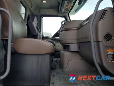 Piąte zdjęcie samochodu w środku: 2017 VOLVO VNL SEMI TRUCK VIN:4V4N39TG0HN988104 - miniatura