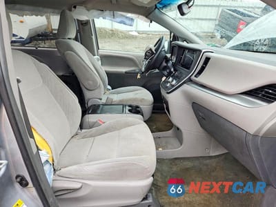 Zdjęcie 7 z 12 samochodu: 2017 TOYOTA SIENNA LE VIN:5TDKZ3DC2HS833862 - miniatura