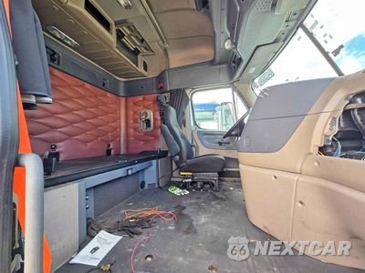 Piąte zdjęcie samochodu w środku: 2017 FREIGHTLINER CASCADIA 113 VIN:3AKJGHDV8HSHZ2770 - miniatura