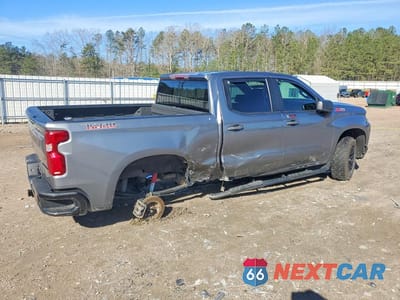 Trzecie zdjęcie samochodu z tyłu: 2021 CHEVROLET SILVERADO K1500 TRAIL BOSS CUSTOM VIN:1GCPYCEF2MZ371183 - miniatura