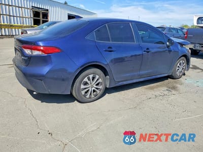 Trzecie zdjęcie samochodu z tyłu: 2022 TOYOTA COROLLA HYBRID LE VIN:JTDEAMDE5NJ056436 - miniatura