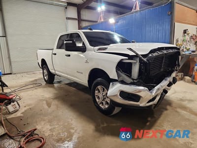 Czwarte zdjęcie samochodu z boku: 2023 RAM 2500 BIG HORN VIN:3C6UR5DL4PG654084 - miniatura