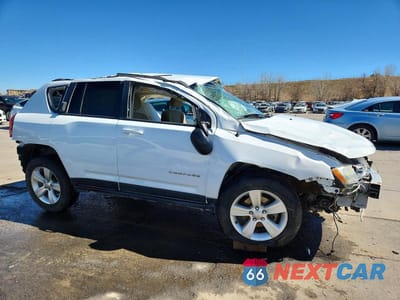 Czwarte zdjęcie samochodu z boku: 2013 JEEP COMPASS LATITUDE VIN:1C4NJDEB9DD165418 - miniatura