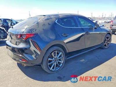 Trzecie zdjęcie samochodu z tyłu: 2023 MAZDA 3 SELECT VIN:JM1BPAKM7P1607429 - miniatura