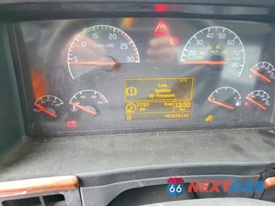 Zdjęcie 8 z 10 samochodu: 2006 VOLVO VN VNM VIN:4V4M19GFX6N439574 - miniatura