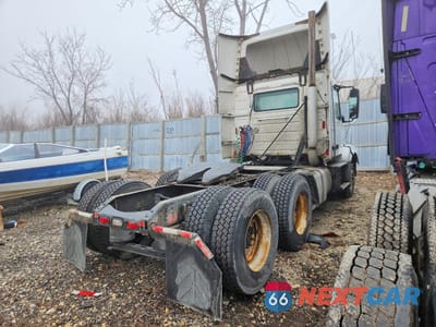 Czwarte zdjęcie samochodu z boku: 2012 VOLVO VNL SEMI TRUCK VIN:4V4NC9EH1CN561822 - miniatura