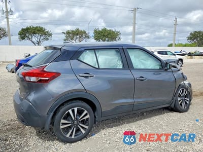 Trzecie zdjęcie samochodu z tyłu: 2020 NISSAN KICKS SV VIN:3N1CP5CV3LL536450 - miniatura