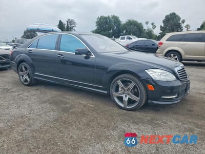 Czwarte zdjęcie samochodu z boku: 2013 MERCEDES-BENZ S 550 4MATIC VIN:WDDNG9EB7DA510089 - miniatura