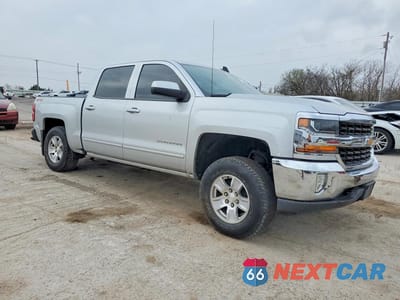 Czwarte zdjęcie samochodu z boku: 2018 CHEVROLET SILVERADO K1500 LT VIN:3GCUKREC0JG117061 - miniatura
