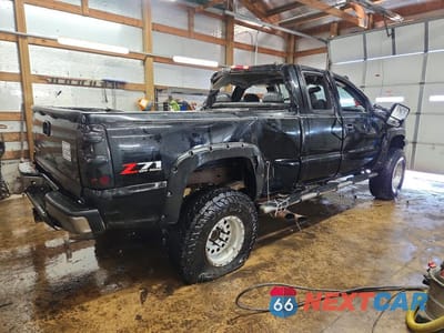 Trzecie zdjęcie samochodu z tyłu: 2004 CHEVROLET SILVERADO K1500 VIN:1GCEK19T74E104707 - miniatura