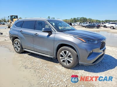 Czwarte zdjęcie samochodu z boku: 2022 TOYOTA HIGHLANDER XLE VIN:5TDGZRBH1NS227522 - miniatura