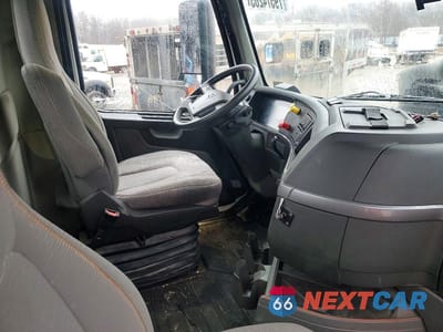 Piąte zdjęcie samochodu w środku: 2019 VOLVO VNR - SEMI TRUCK VIN:4V4W19DF7KN217890 - miniatura