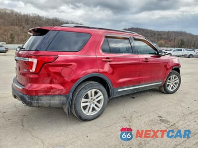 Trzecie zdjęcie samochodu z tyłu: 2018 FORD EXPLORER XLT VIN:1FM5K8D87JGC31917 - miniatura