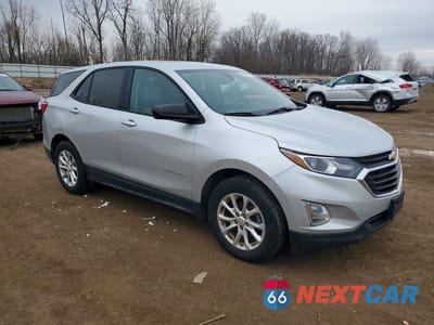 Czwarte zdjęcie samochodu z boku: 2018 CHEVROLET EQUINOX LS VIN:2GNAXHEV6J6307479 - miniatura