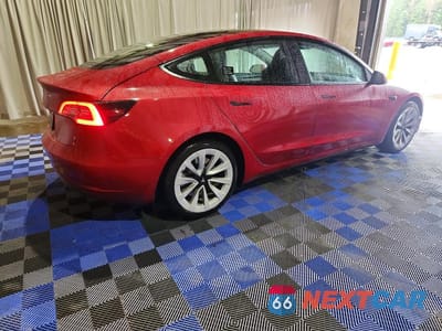 Trzecie zdjęcie samochodu z tyłu: 2022 TESLA MODEL 3 VIN:5YJ3E1EA8NF369803 - miniatura