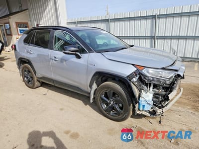 Czwarte zdjęcie samochodu z boku: 2020 TOYOTA RAV4 HYBRID XSE VIN:2T3E6RFV9LW001501 - miniatura