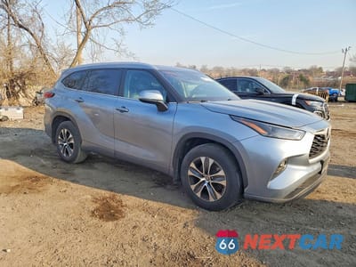 Czwarte zdjęcie samochodu z boku: 2023 TOYOTA HIGHLANDER XLE VIN:5TDKDRBH9PS503098 - miniatura