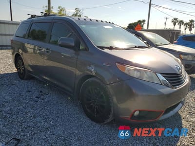 Czwarte zdjęcie samochodu z boku: 2017 TOYOTA SIENNA XLE 8-PASSENGER VIN:5TDYZ3DC2HS864068 - miniatura