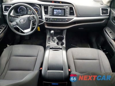 Zdjęcie 8 z 12 samochodu: 2018 TOYOTA HIGHLANDER LE VIN:5TDZARFHXJS037206 - miniatura