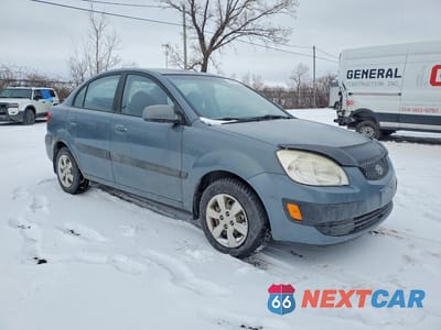 Czwarte zdjęcie samochodu z boku: 2008 KIA RIO BASE VIN:KNADE123686433473 - miniatura