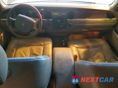 Zdjęcie 8 z 13 samochodu: 2010 LINCOLN TOWN CAR SIGNATURE LIMITED VIN:2LNBL8CV5AX613381 - miniatura