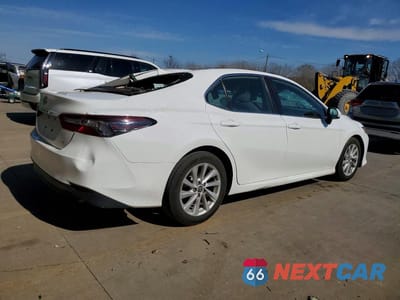 Trzecie zdjęcie samochodu z tyłu: 2022 TOYOTA CAMRY LE VIN:4T1C11AK1NU712142 - miniatura