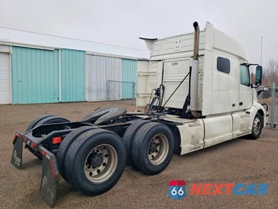 Czwarte zdjęcie samochodu z boku: 2019 VOLVO VNL SEMI TRUCK VIN:4V4NC9EH1KN197237 - miniatura