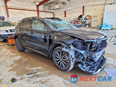 Czwarte zdjęcie samochodu z boku: 2024 CADILLAC XT4 SPORT VIN:1GYFZFR46RF145881 - miniatura